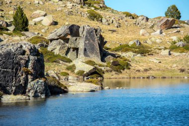 Pessons Gölü 'ndeki göl. Grau Roig, Andorra..