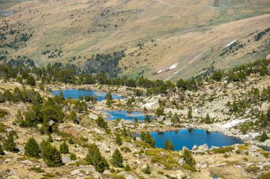 Pessons Gölü 'ndeki göl. Grau Roig, Andorra..