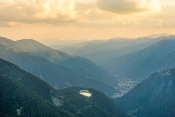 Canillo, Andorra 'daki Pireneler' in dağlarında büyülü günbatımı.