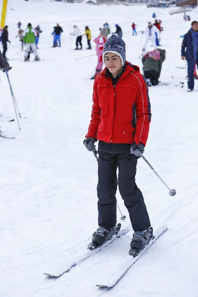 Chico feliz es hacer esquí — Foto de Stock