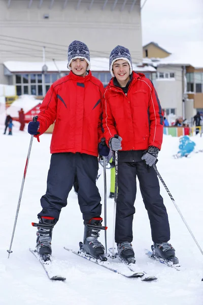 Los chicos felices están en la estación de esquí — Foto de Stock