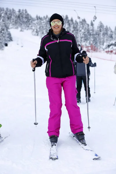 スキーをやって幸せな女 — ストック写真