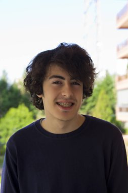 kaşlı ayraçlar, Ortodonti ile mutlu teen