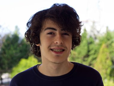 kaşlı ayraçlar, Ortodonti ile mutlu teen