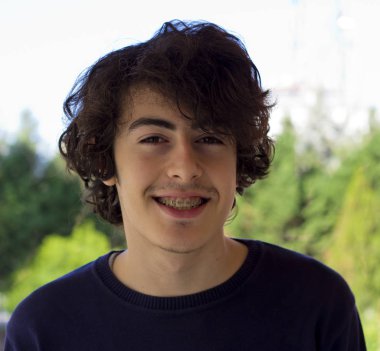 kaşlı ayraçlar, Ortodonti ile mutlu teen