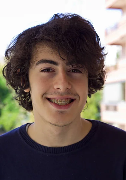 Adolescente Feliz Com Aparelho Ortodontia — Fotografia de Stock