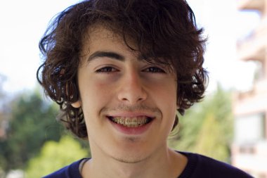 kaşlı ayraçlar, Ortodonti ile mutlu teen