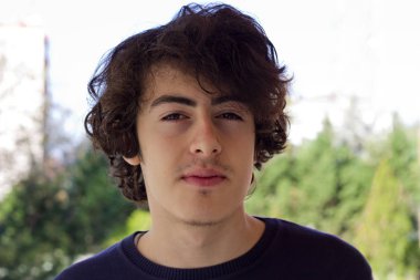 kaşlı ayraçlar, Ortodonti ile mutlu teen