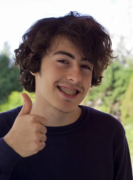 Adolescente Feliz Con Frenos Ortodoncia —  Fotos de Stock