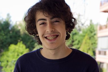 kaşlı ayraçlar, Ortodonti ile mutlu teen