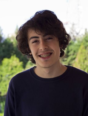 kaşlı ayraçlar, Ortodonti ile mutlu teen