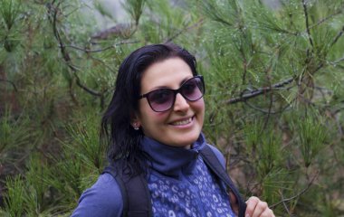 Ormandaki genç kadın