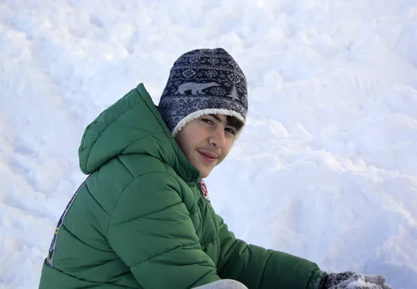 雪の中の幸せな少年の肖像画 — ストック写真