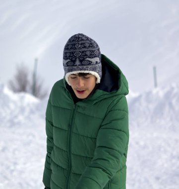 Karda mutlu bir çocuğun portresi