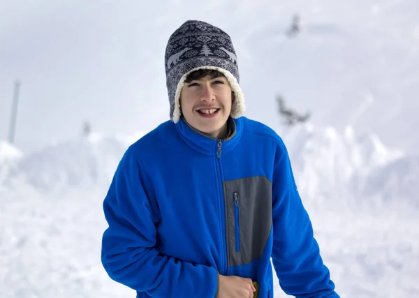 雪の中の幸せな少年の肖像画 — ストック写真