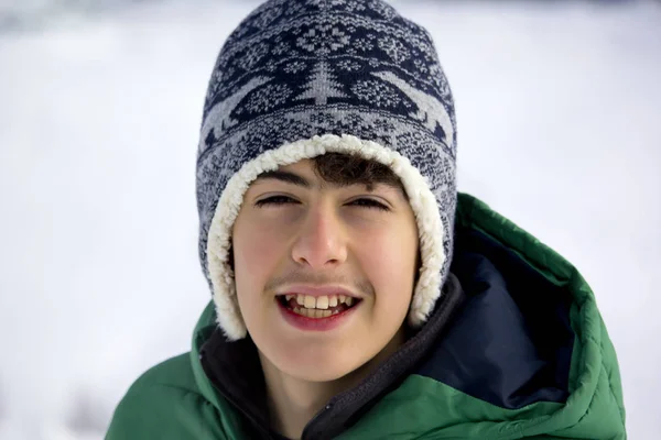 Porträt Eines Glücklichen Jungen Schnee — Stockfoto