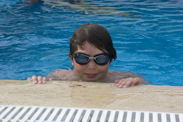 Glad Söt Pojke Poolen — Stockfoto