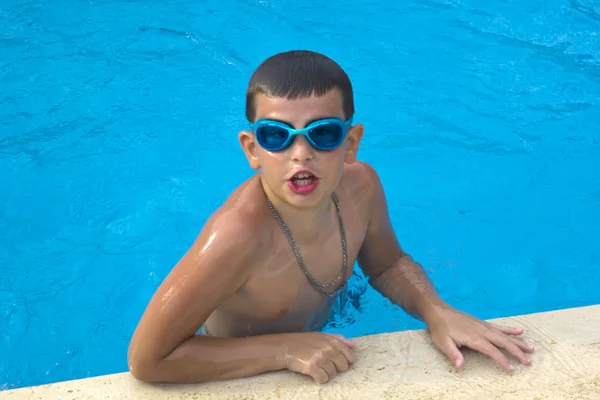 Ευτυχισμένο Αγόρι Στην Πισίνα — Φωτογραφία Αρχείου