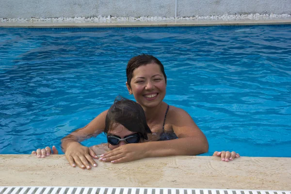 Glückliches Familienporträt Schwimmbad — Stockfoto