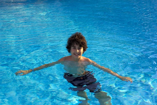 Glücklicher Junge Schwimmt Pool — Stockfoto