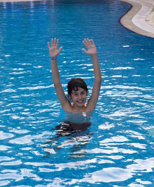 Lycklig Pojke Simning Poolen — Stockfoto