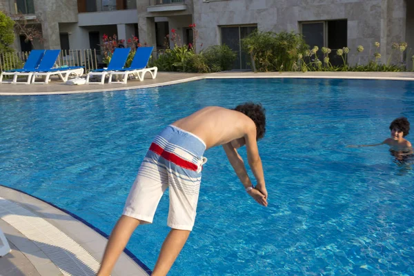 Niño Feliz Nadando Piscina — Foto de Stock