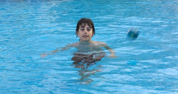 快乐的男孩在游泳池里玩 — 图库照片