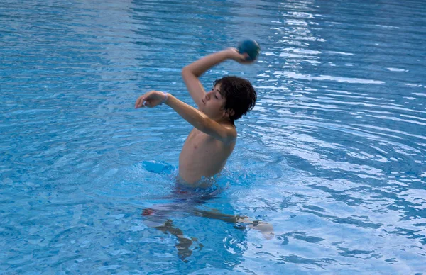Ευτυχισμένο Αγόρι Που Παίζει Στην Πισίνα — Φωτογραφία Αρχείου