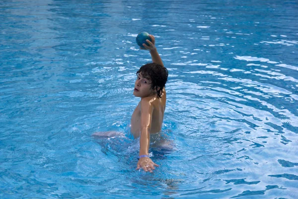 Χαρούμενο Αγόρι Που Βουτά Στην Πισίνα — Φωτογραφία Αρχείου