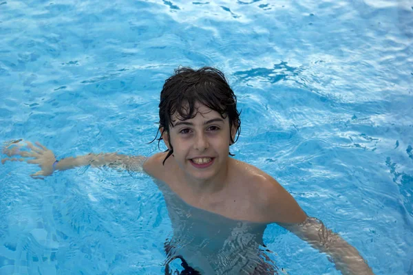 Glücklicher Junge Schwimmt Pool — Stockfoto