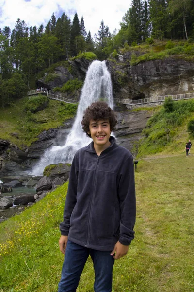 Portret Van Een Gelukkige Jongen Natuur Noorwegen — Stockfoto