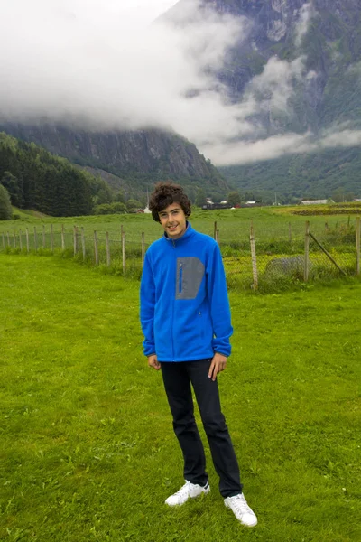 ノルウェーの自然の中で幸せな少年の肖像 — ストック写真