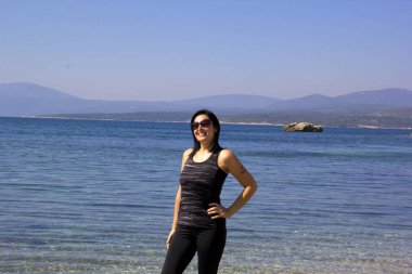 Sahilde güzel bir kadın