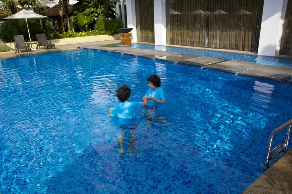 Glada Tvillingar Poolen — Stockfoto