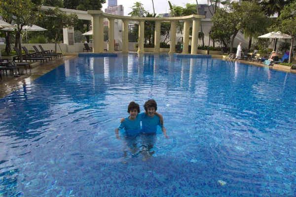 Glückliche Zwillinge Schwimmbad — Stockfoto