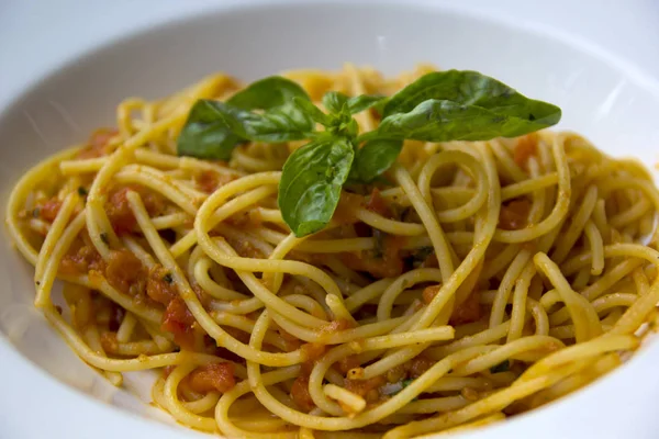 Spaghetti Sosem Pomidorowym Bazylią — Zdjęcie stockowe