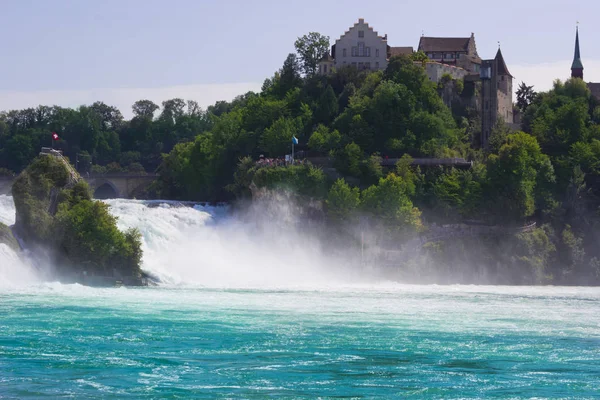 Vlny Narážející Skálu Švýcarských Vodopádech — Stock fotografie