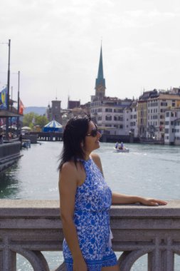 İsviçre 'nin Zrich şehrindeki köprüde güzel genç bir kadın. 
