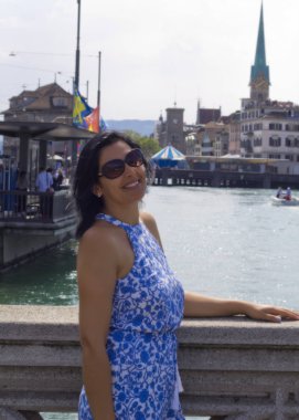 İsviçre 'nin Zrich şehrindeki köprüde güzel genç bir kadın. 