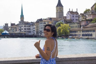 İsviçre 'nin Zrich şehrindeki köprüde güzel genç bir kadın. 