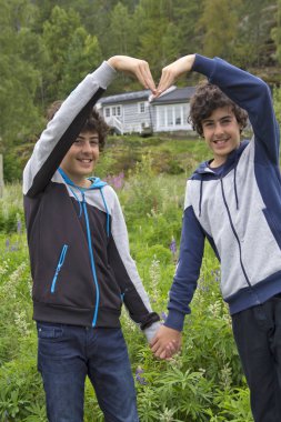 Norveç 'te mutlu ikizlerin portresi