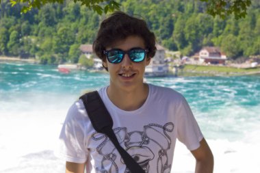 Ren nehrindeki mutlu çocuk portresi İsviçre 'ye düştü 