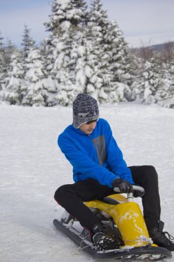 Türkiye 'nin Uludağ kentinde kızak süren genç çocuk