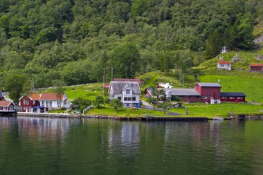 Norveç 'te nehir kıyısında güzel bir ev