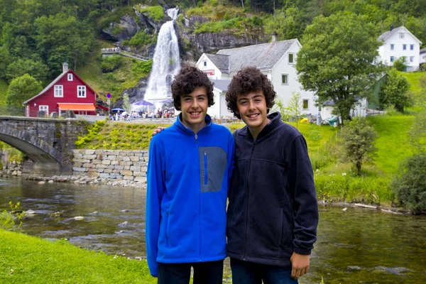Porträtt Glada Tvillingar Gående Parken Norge — Stockfoto