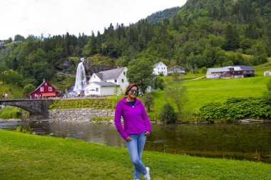 Norveç 'te parkta güzel bir genç kadının portresi