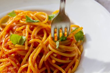 domates soslu makarna ve fesleğen.