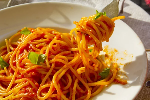 domates soslu makarna ve fesleğen.