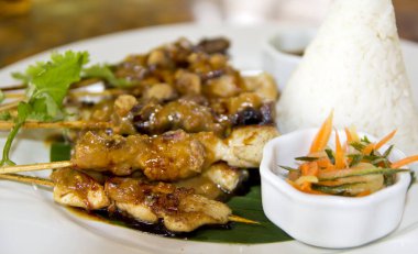 Bali Adası 'nda pirinç ve sebzeli tavuk