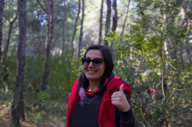 Türkiye 'de ormandaki genç kadın portresi